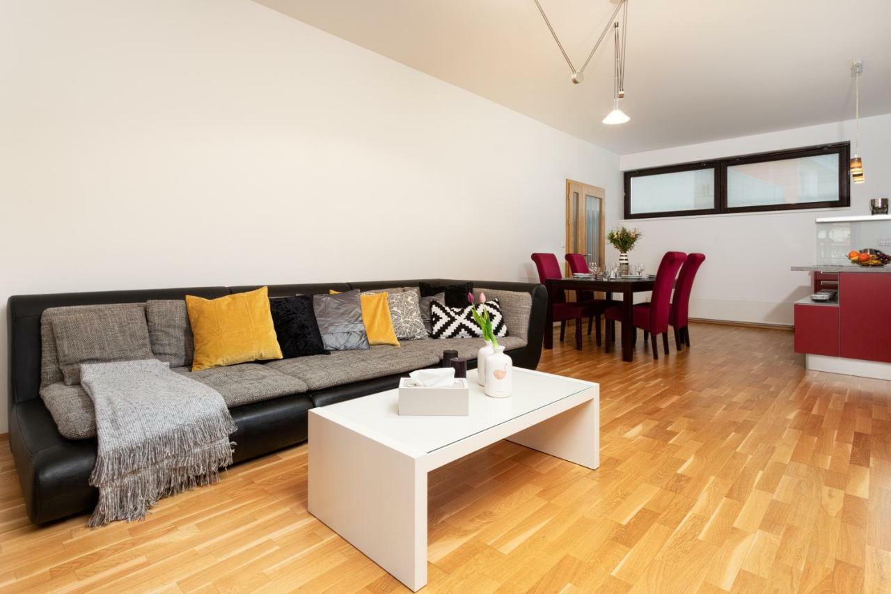 Days - Family 2bdr - Garage Parking - Balcony Apartment Prag