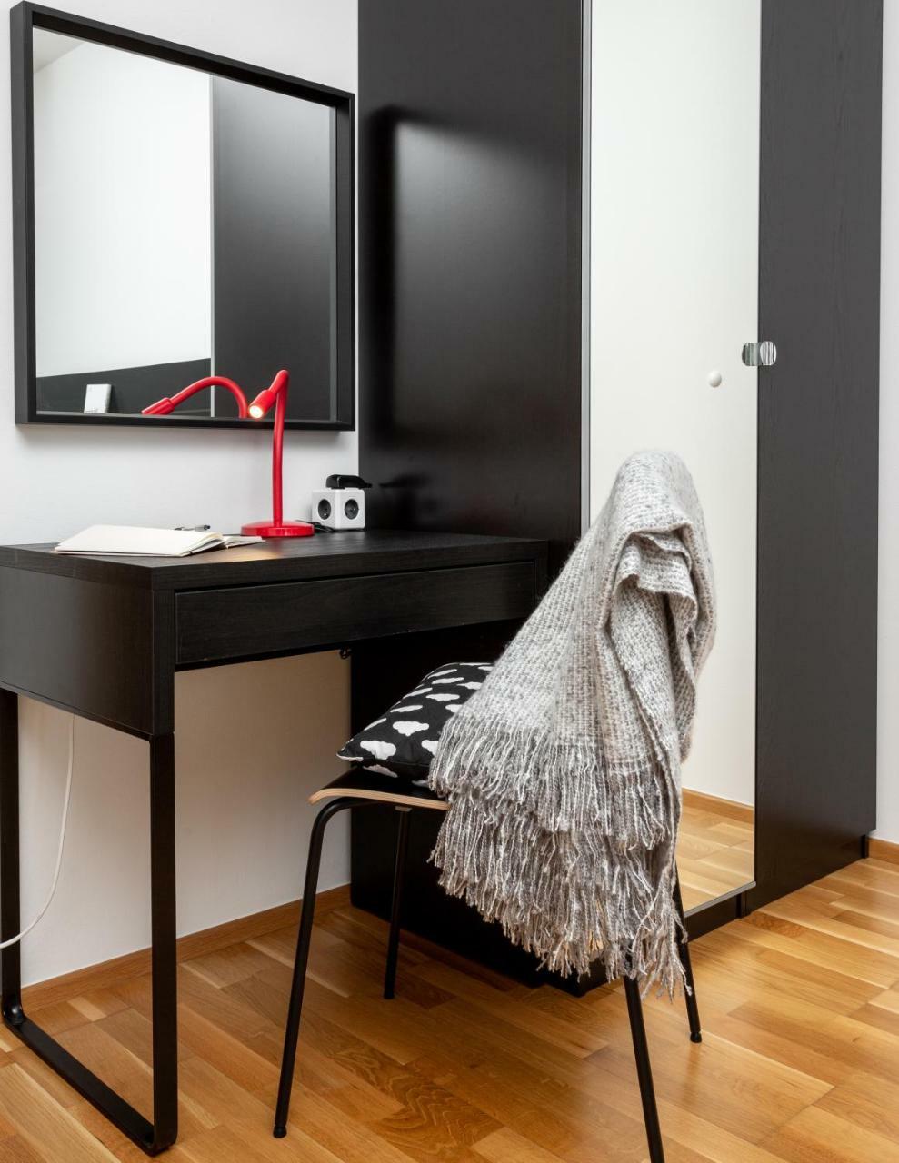 Days - Family 2bdr - Garage Parking - Balcony Apartment Prag
