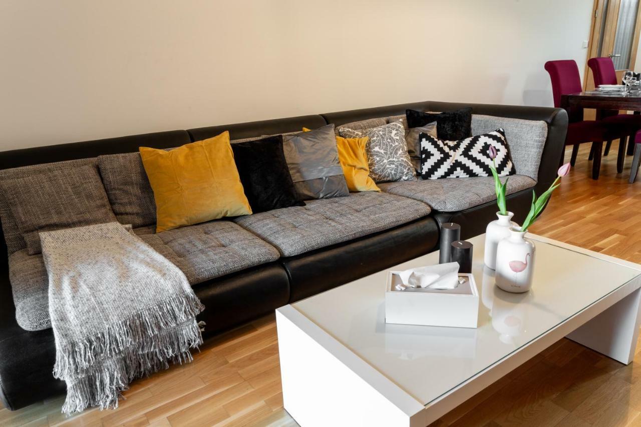 Days - Family 2bdr - Garage Parking - Balcony Apartment Prag